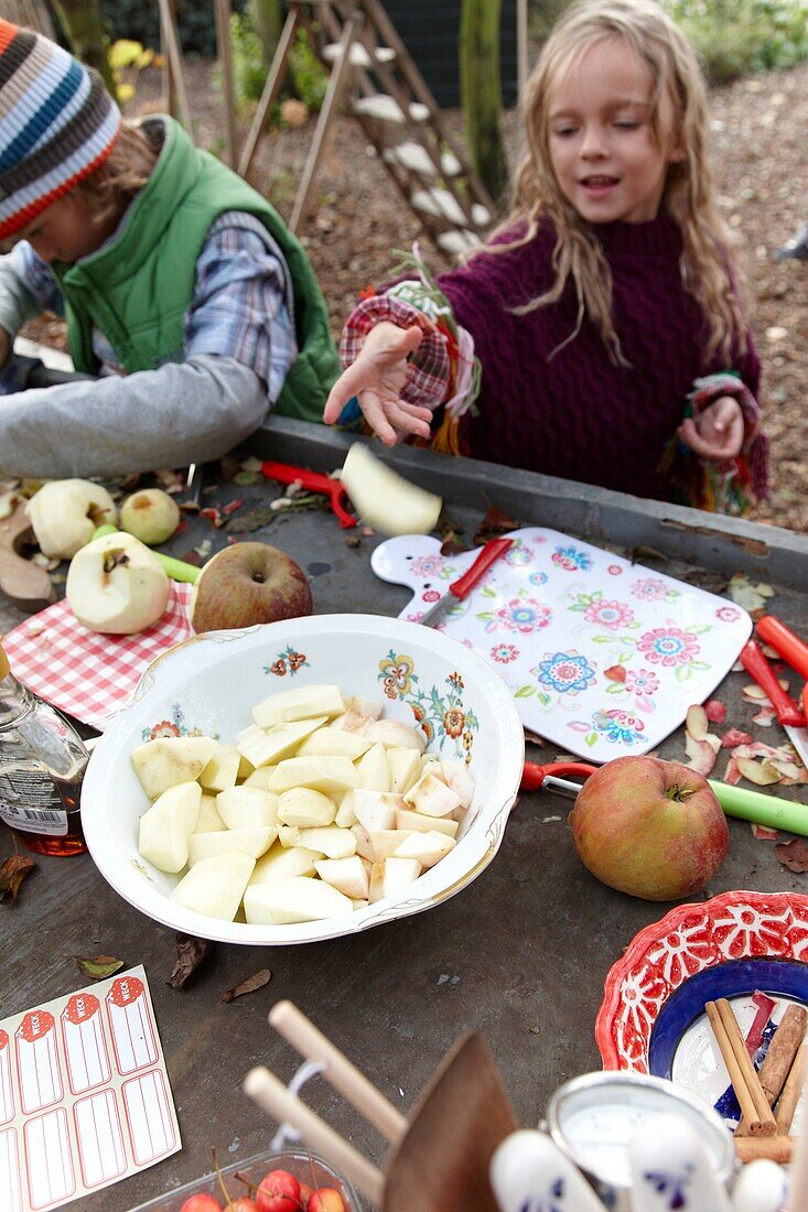 Kinder beim Schneiden von Äpfeln
