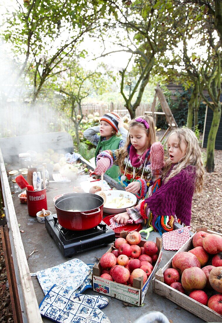 Kinder kochen Apfelmus