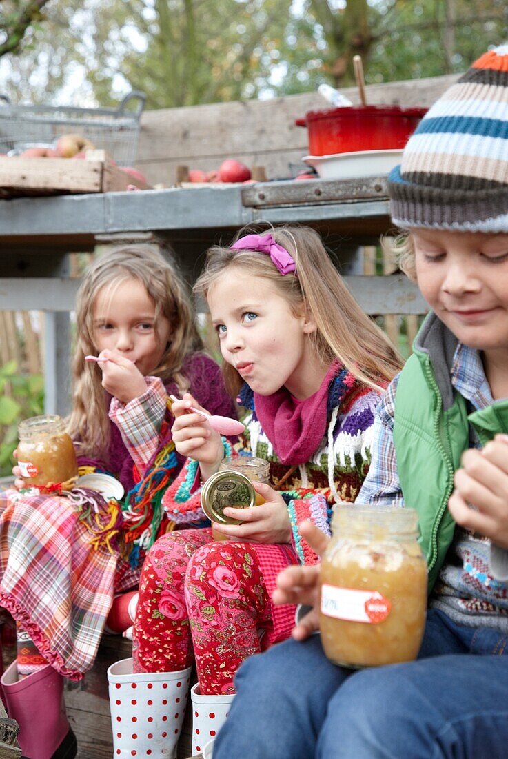 Children eating apple sauce