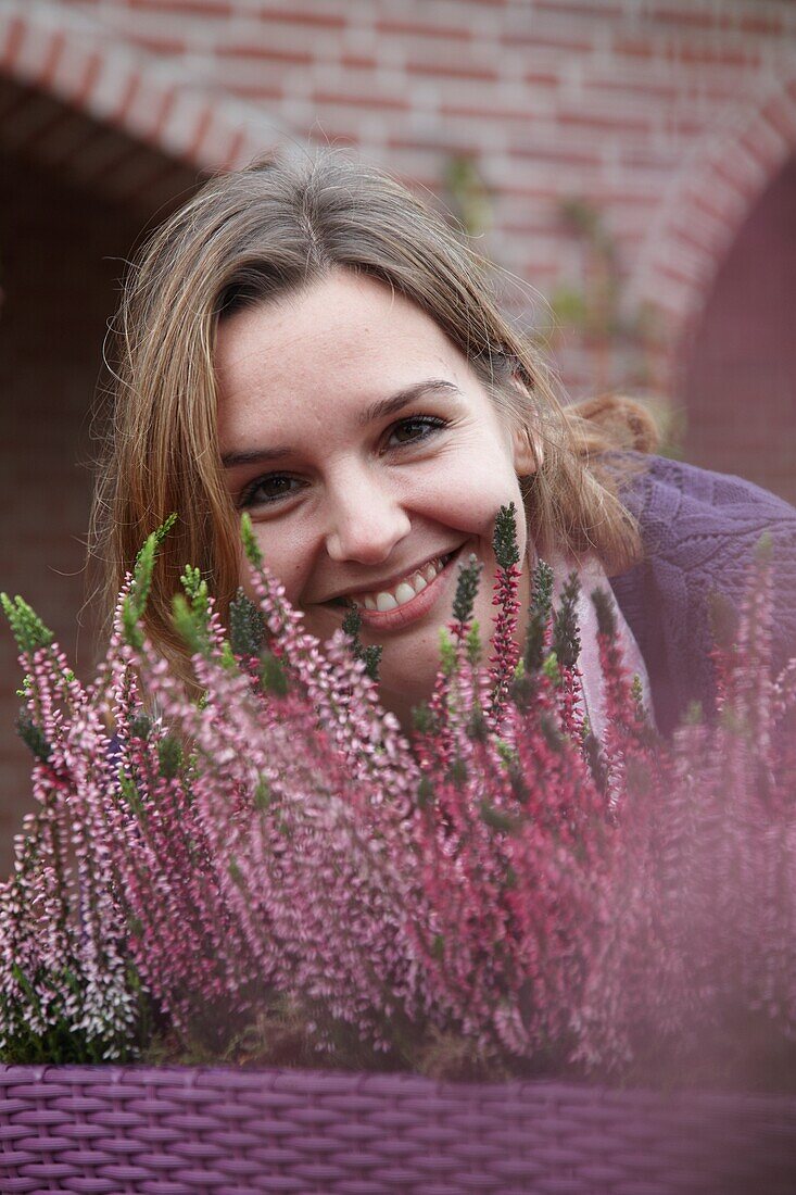 Frau mit Calluna vulgaris