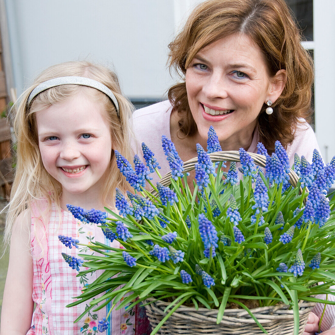 Mutter und Tochter halten Muscari