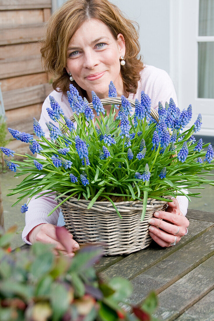 Frau hält Muscari