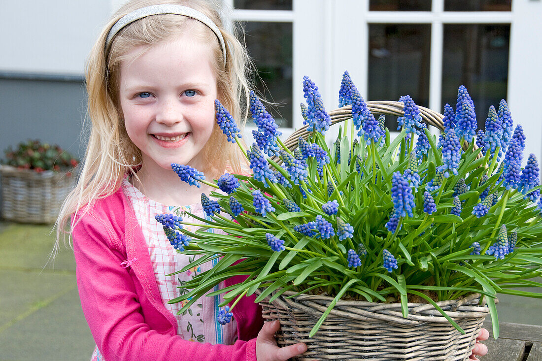 Mädchen mit Muscari in der Hand