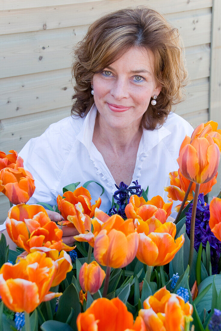 Frau hält Tulpen