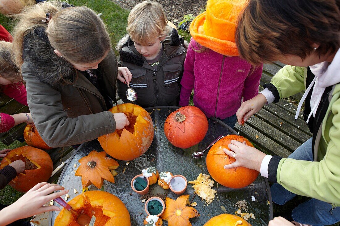 Herstellung von Halloween-Kürbissen