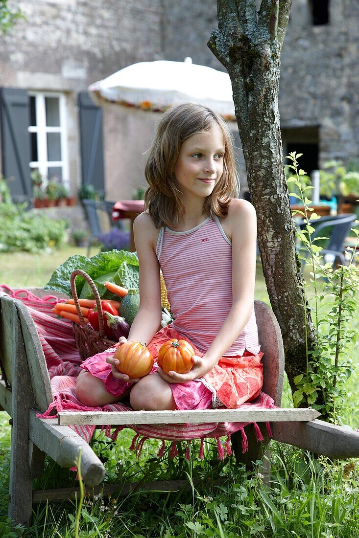 Mädchen mit Tomate in der Hand