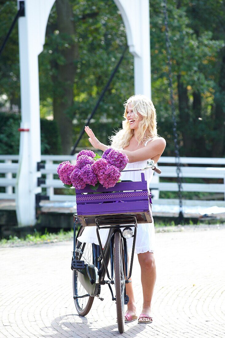 Frau mit Fahrrad im Park