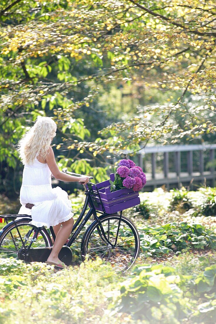 Frau fährt Fahrrad im Park