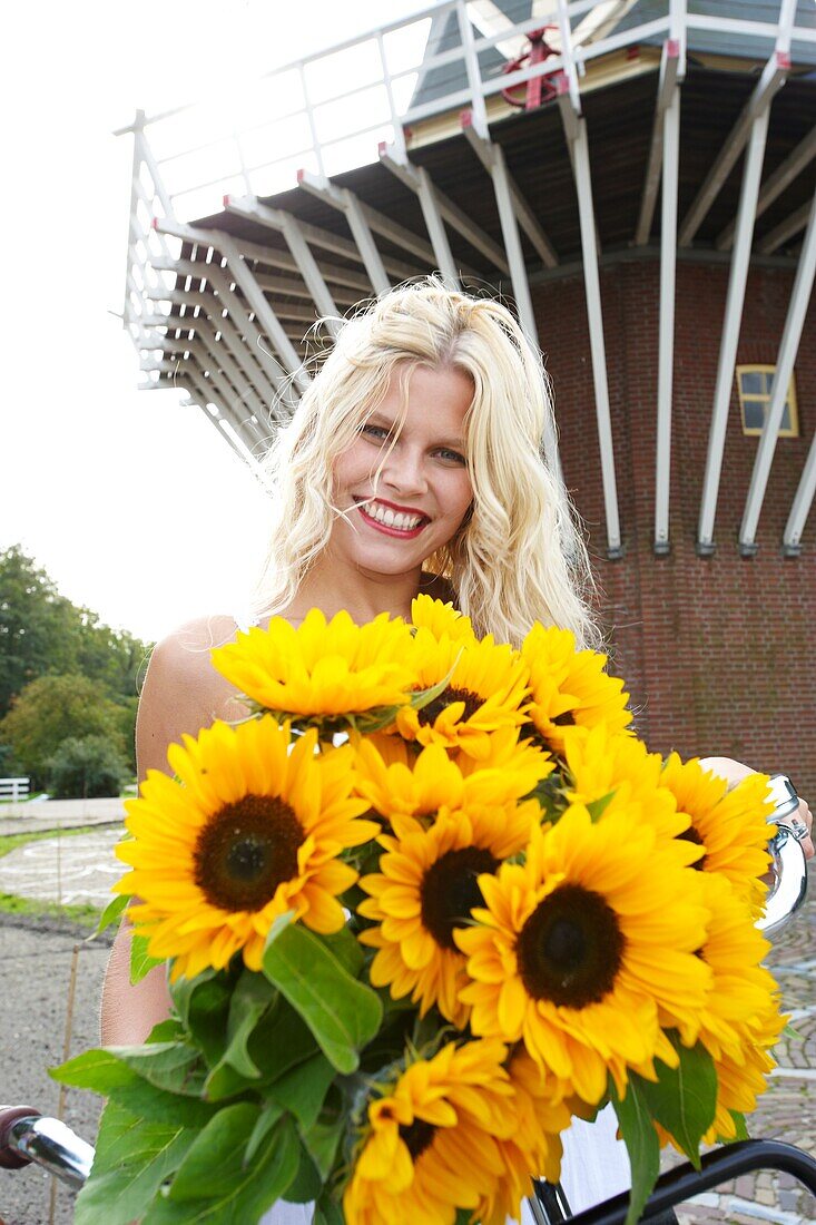 Frau hält Sonnenblumen