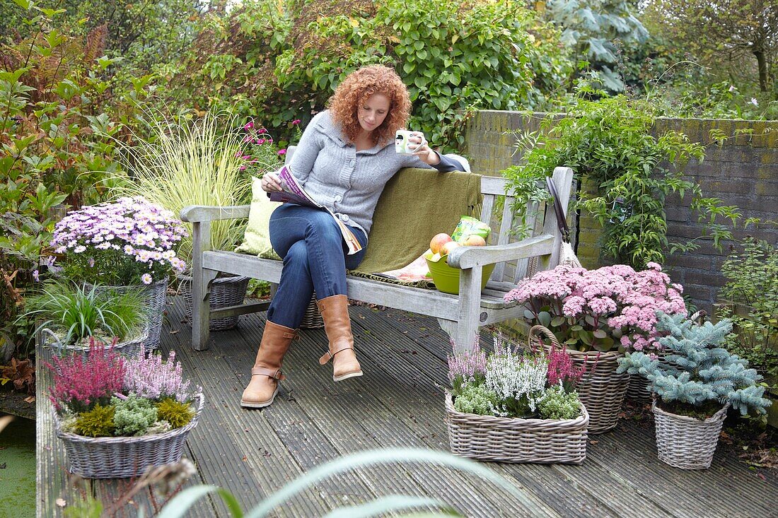 Frau entspannt auf der Herbstterrasse