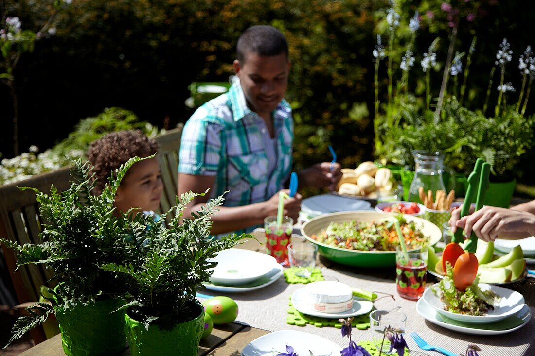 Mittagessen am Gartentisch