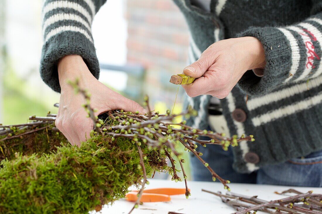 Making easter wreath