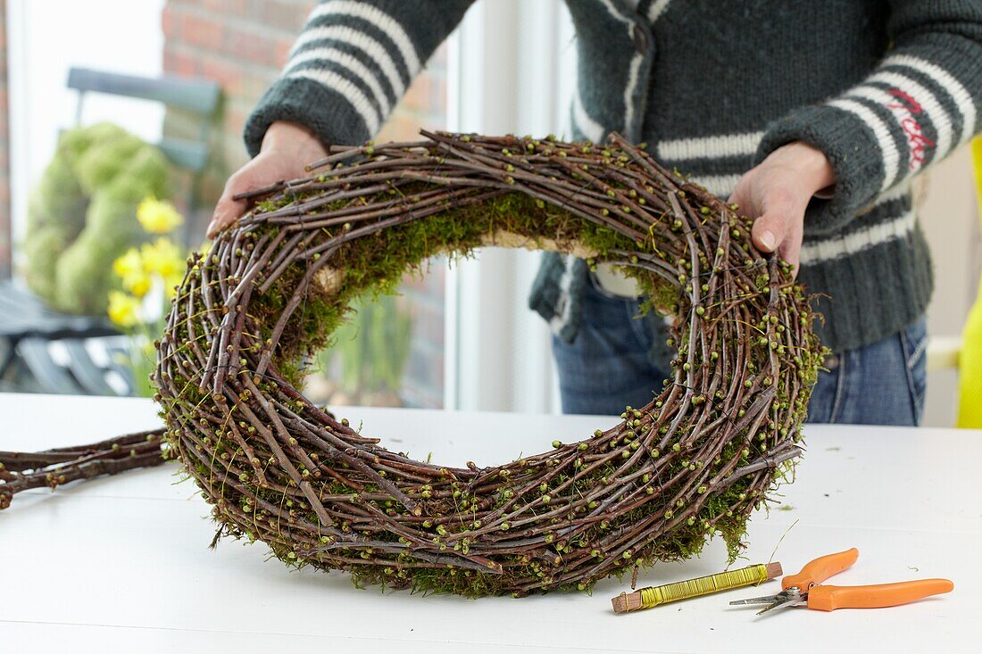 Making easter wreath