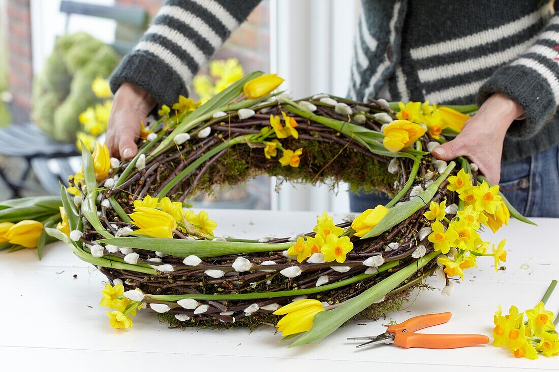 Making easter wreath