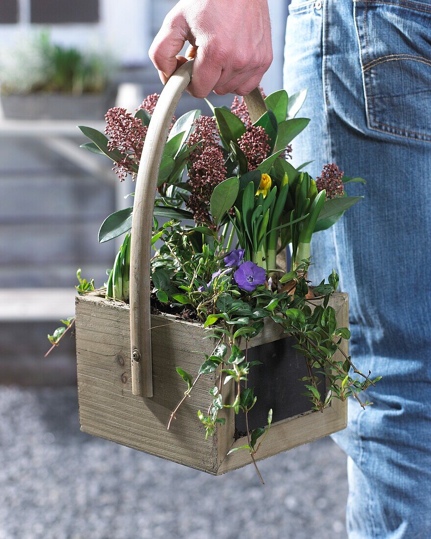 Holding spring container