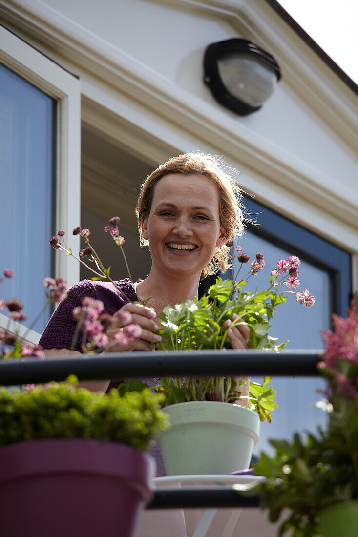 Frau auf Balkon