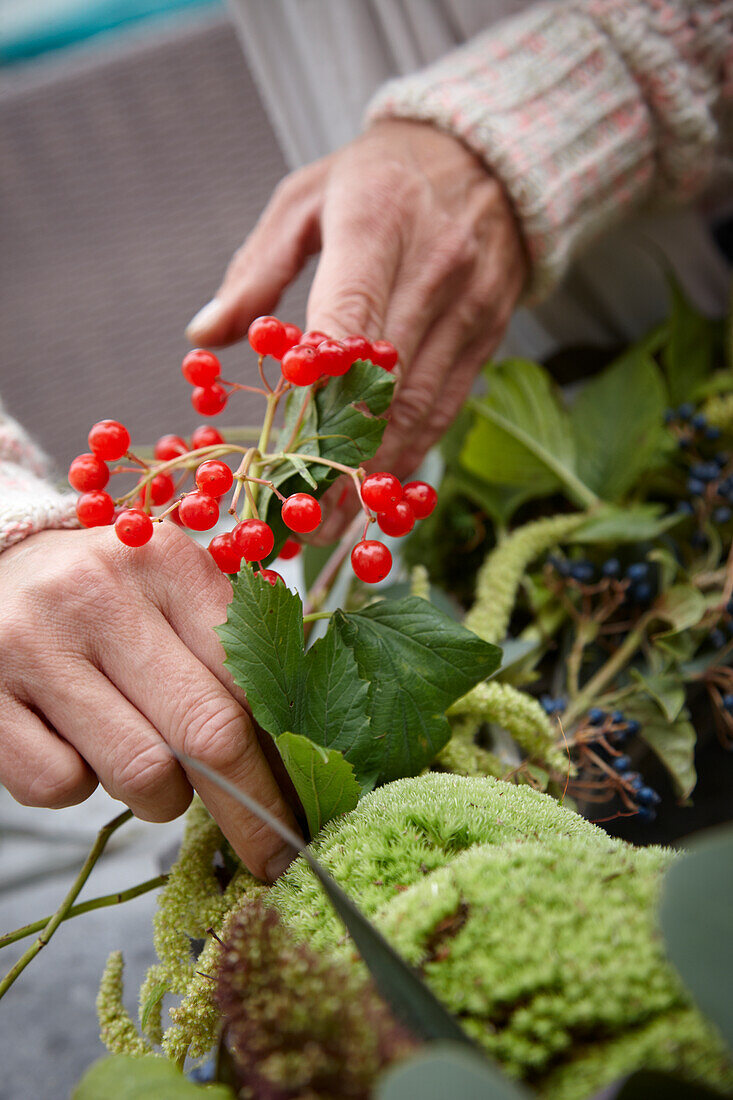 Making autumn wreath