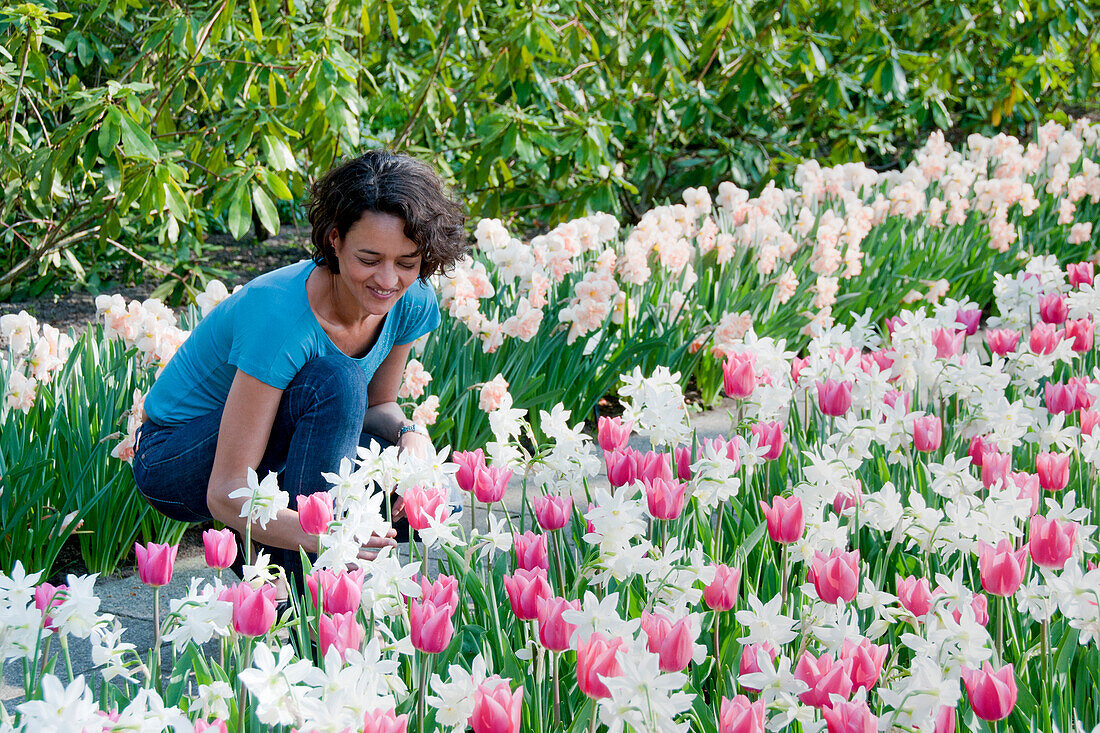 Frau im Blumenzwiebelfeld