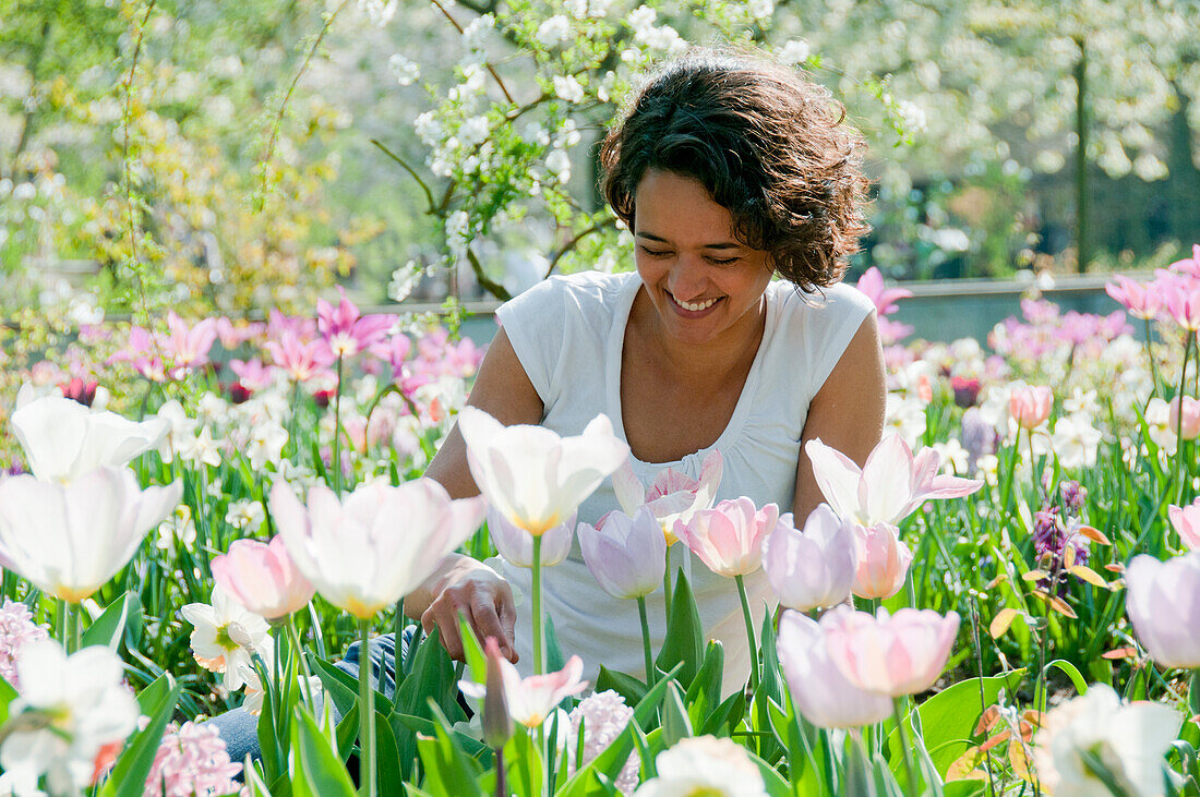 Frau in einem Feld mit Frühlingsblumen