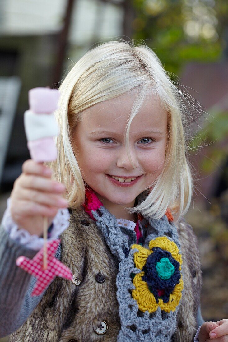 Mädchen macht Marshmallow-Spieße