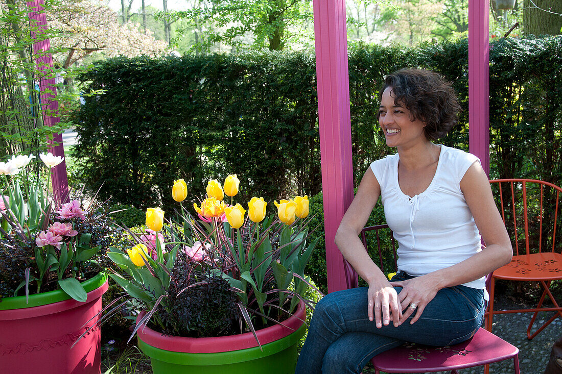 Frau genießt den Frühlingsgarten