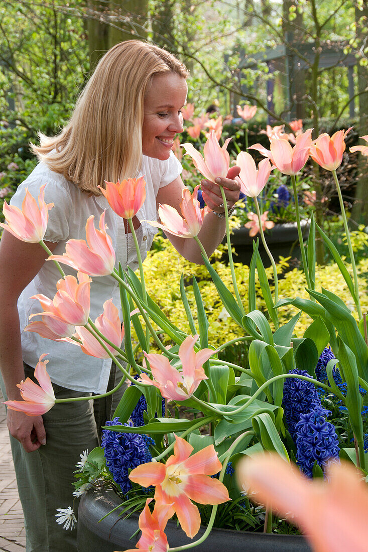 Frau riecht an Tulpen