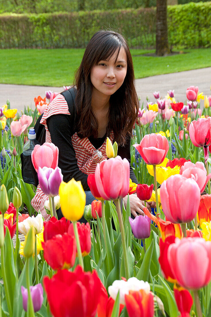 Frau im Frühlingsgarten