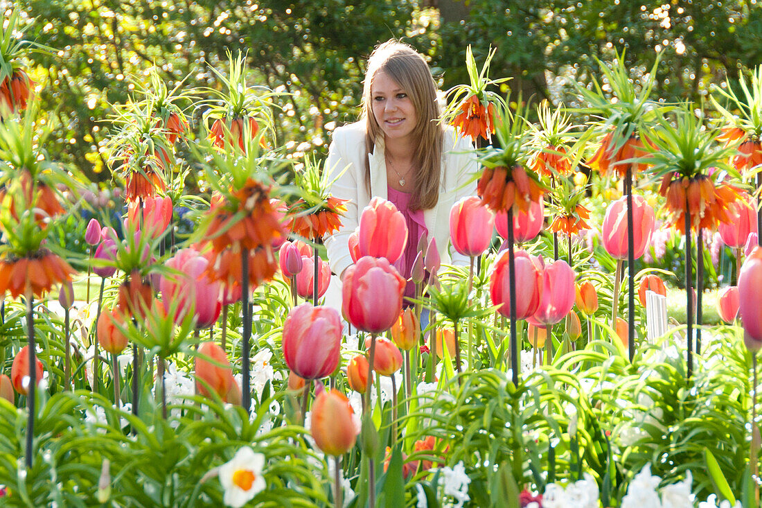 Frau im Frühlingsgarten