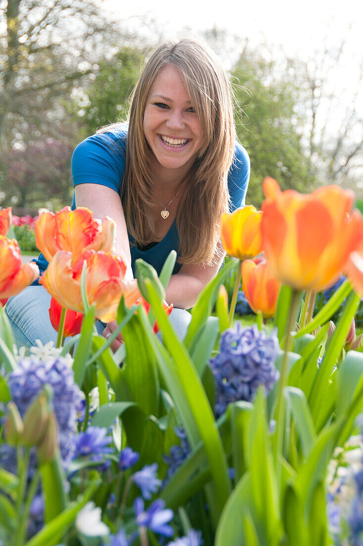 Frau im Frühlingsgarten