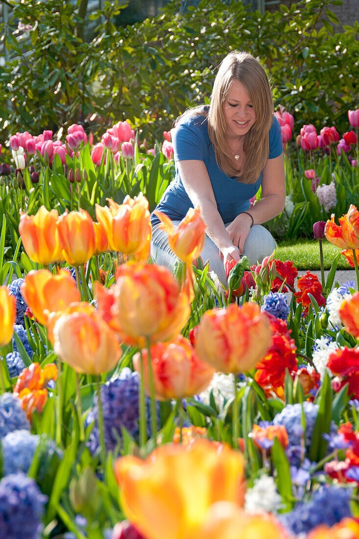 Frau im Frühlingsgarten