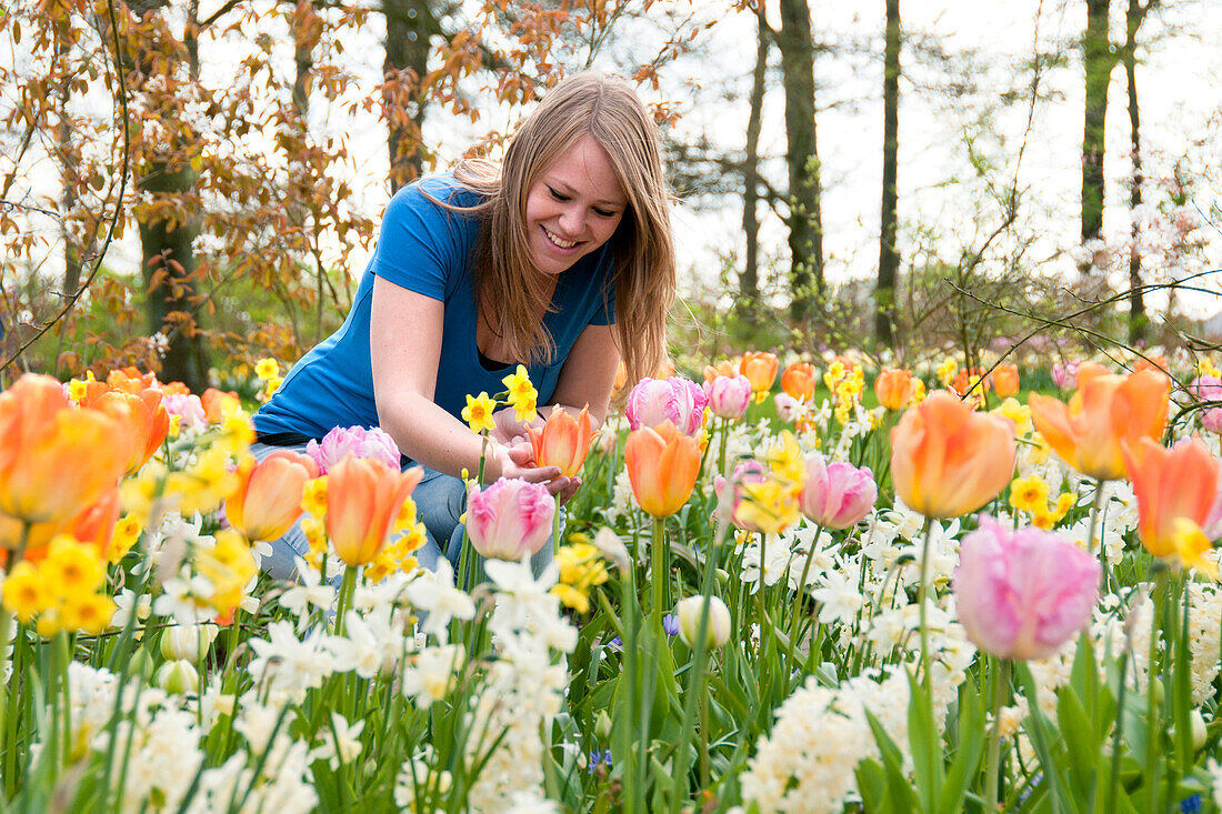 Frau im Frühlingsgarten