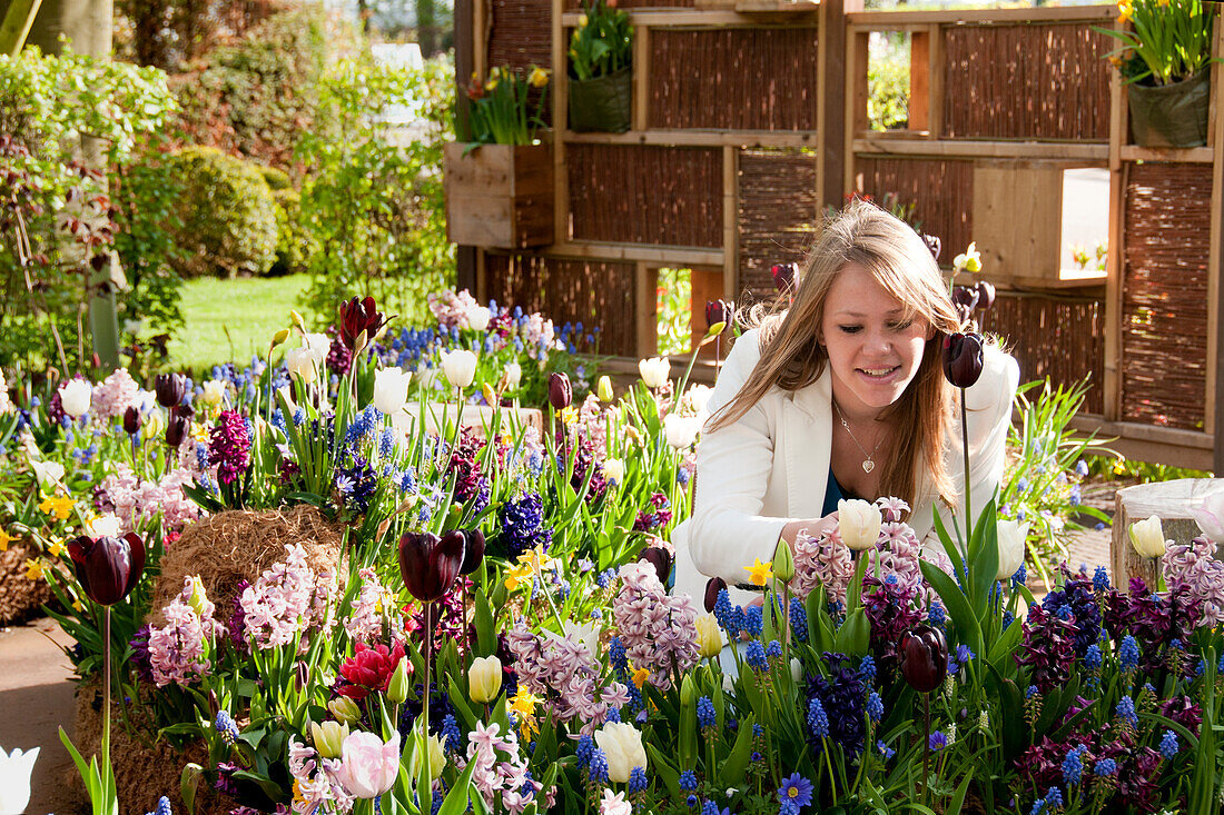 Frau im Frühlingsgarten