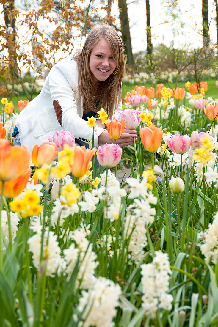 Frau im Frühlingspark