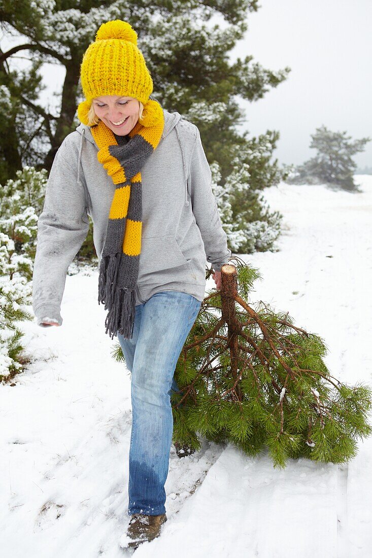 Frau mit Weihnachtsbaum