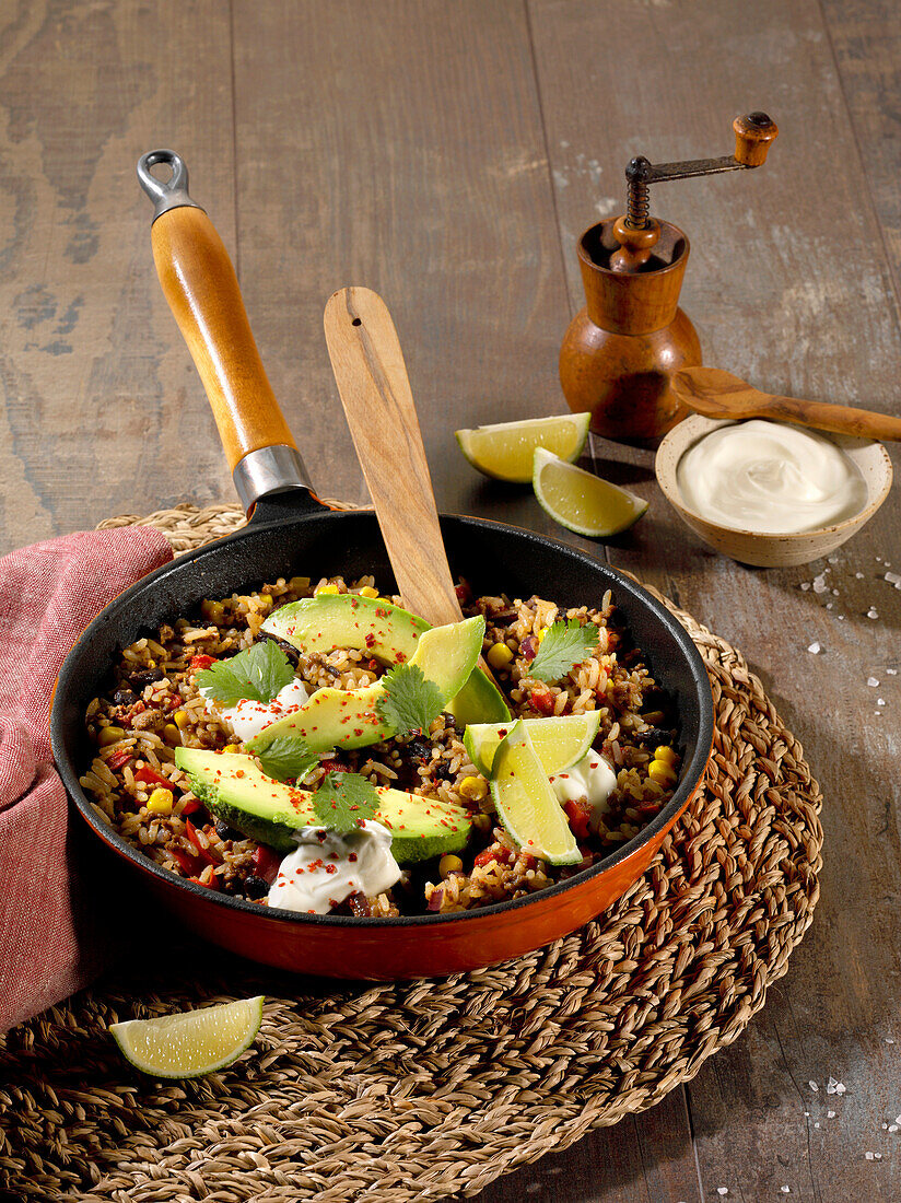 Mexikanischer Reis-Hackfleisch-Topf mit Avocado