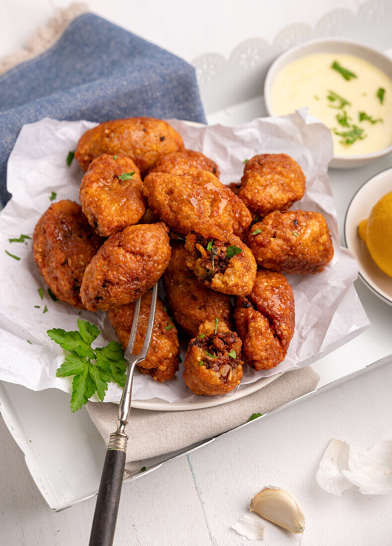 Vegane Icli Köfte (frittierter Bulgurteig mit veganer Hackfüllung)