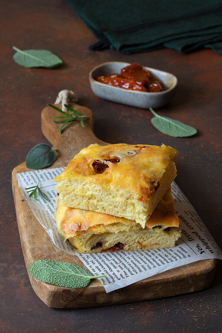 Kürbis-Focaccia mit Oliven und getrockneten Tomaten