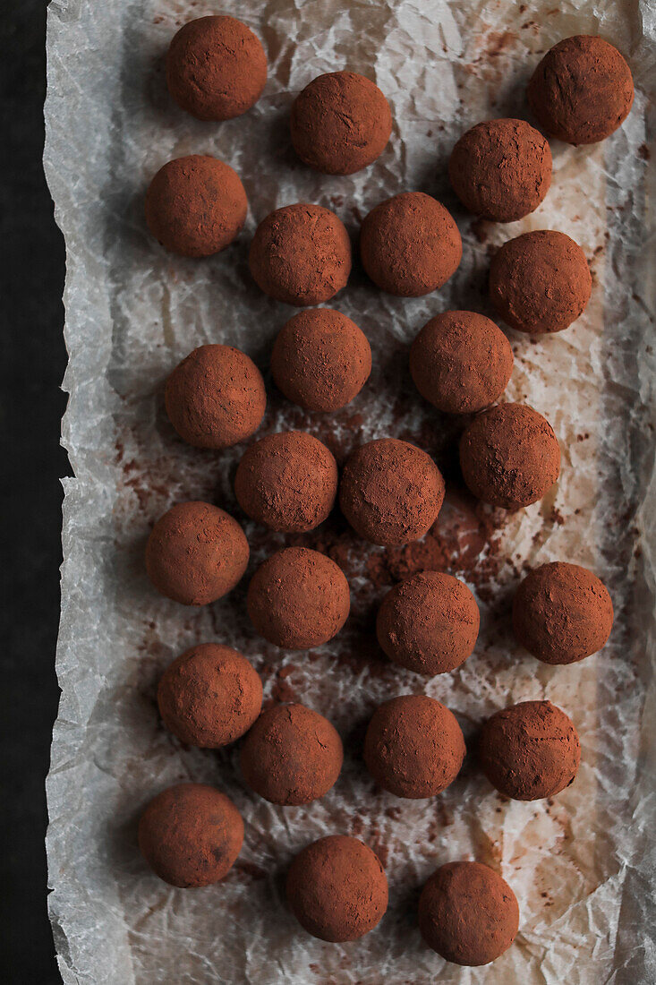 Chocolate truffles coated with cocoa powder