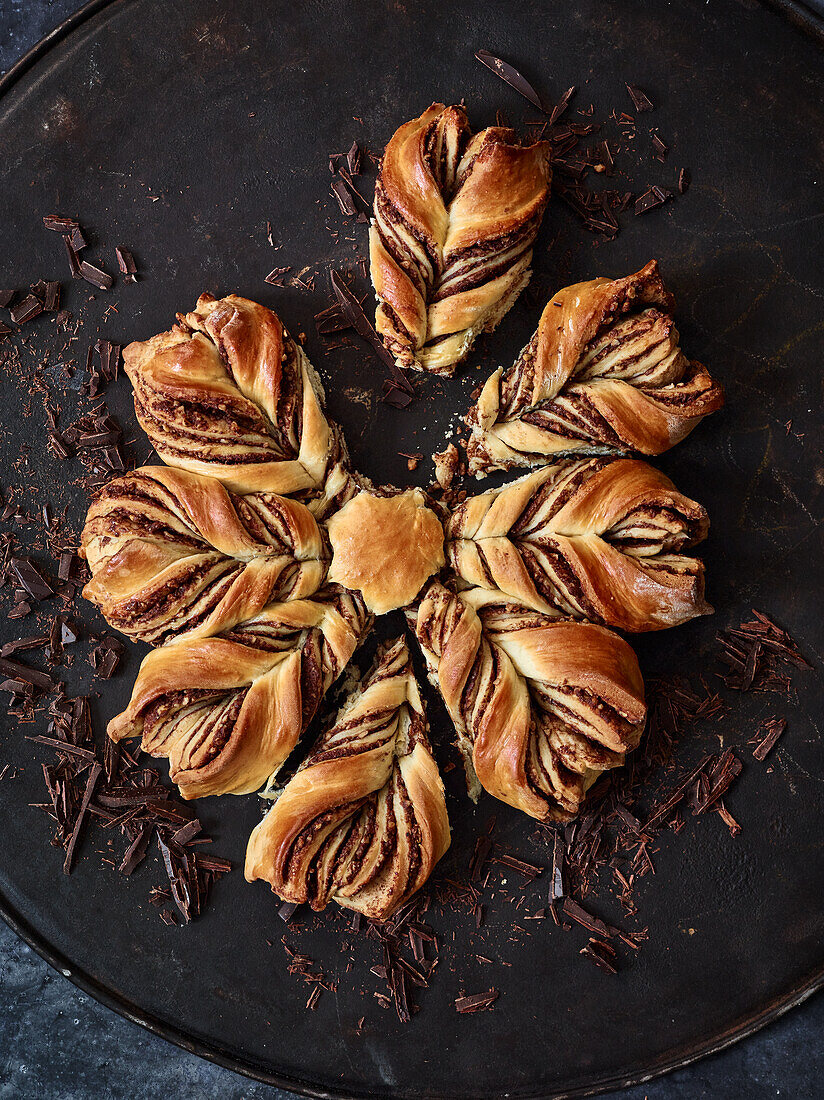Yeast star with chocolate-nut filling