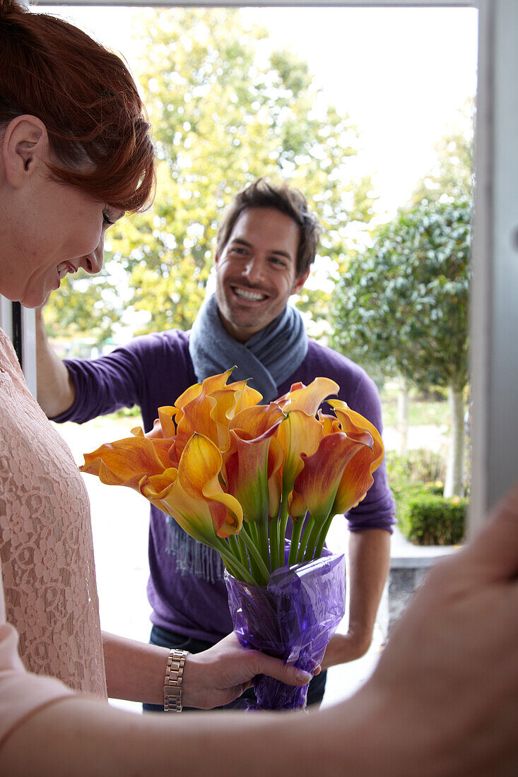 Mann liefert Blumen