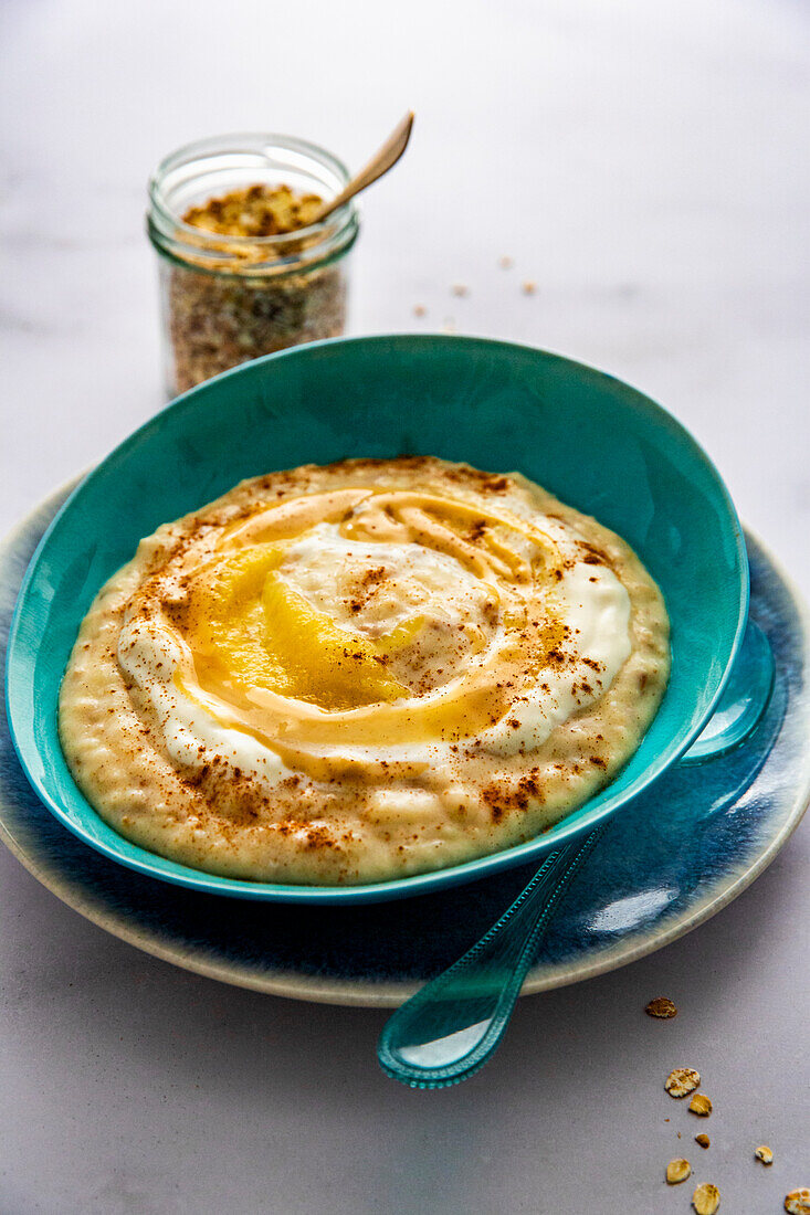 Joghurt-Porridge mit Apfelmus und Zimt