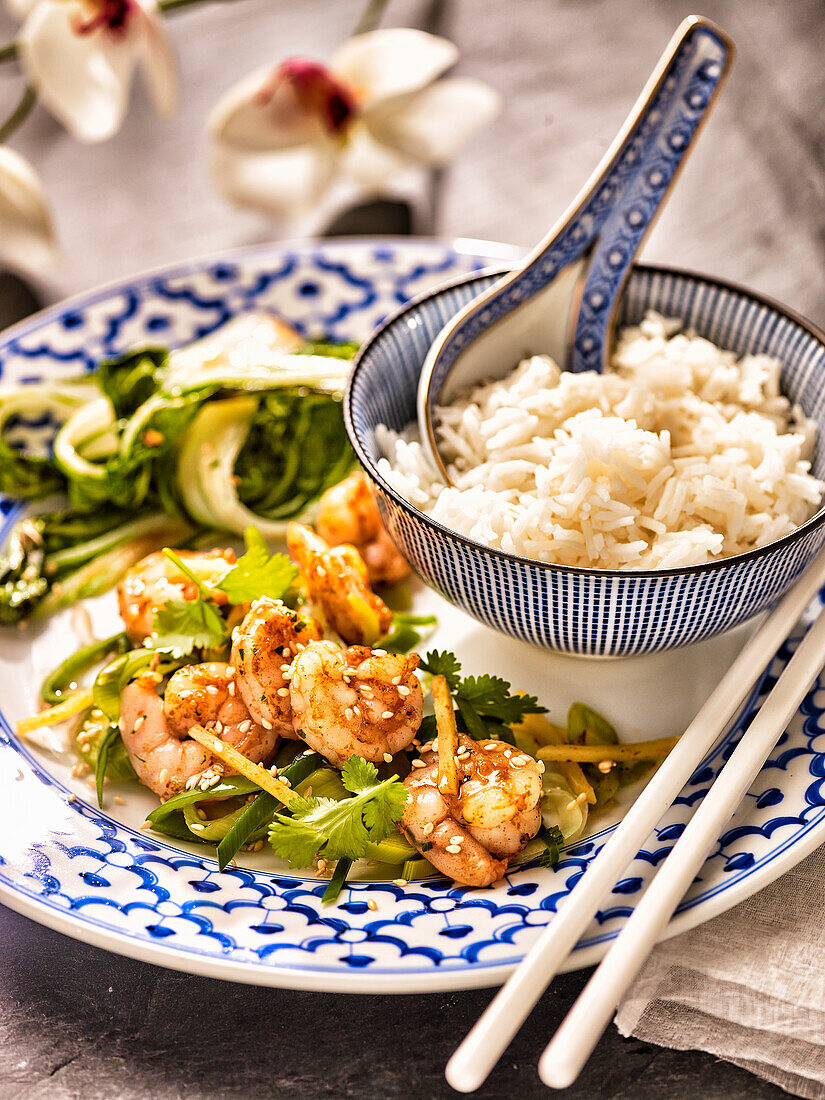 Steamed large prawns with ginger, leek and rice