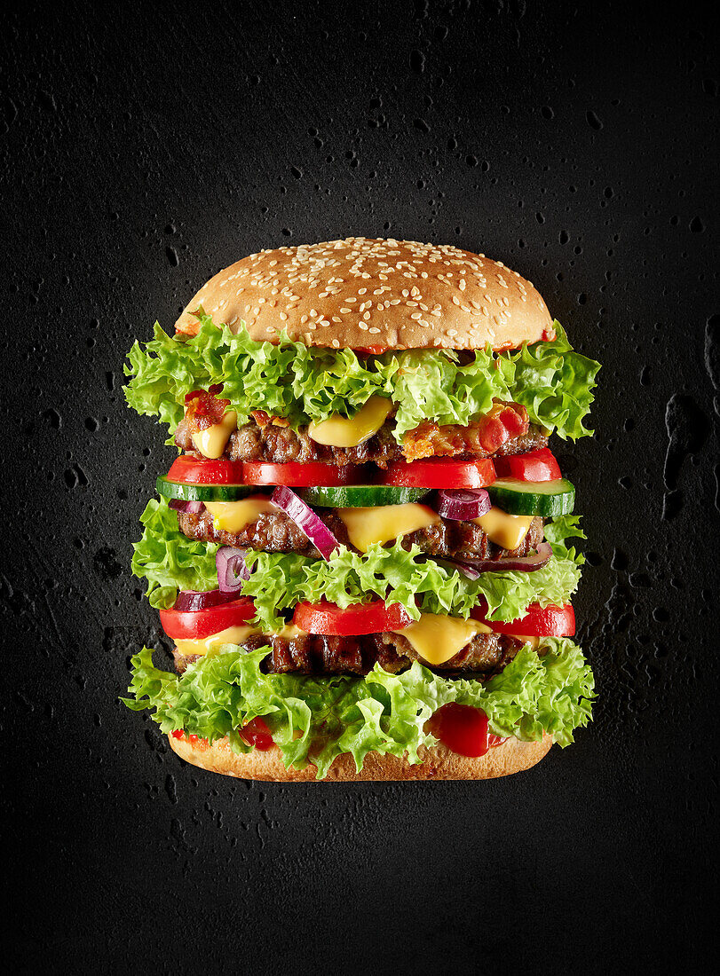 Mega-Burger mit Beef, Speck, Salat und Käse