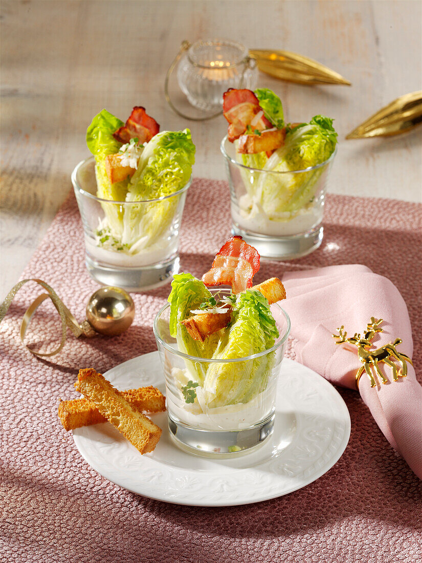 Römersalat mit Caesardressing und Brioche-Croûtons