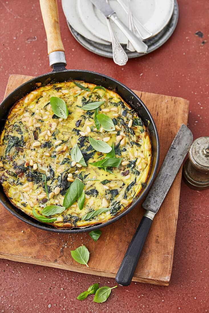 Mangold-Frittata mit Rosinen und Pinienkernen