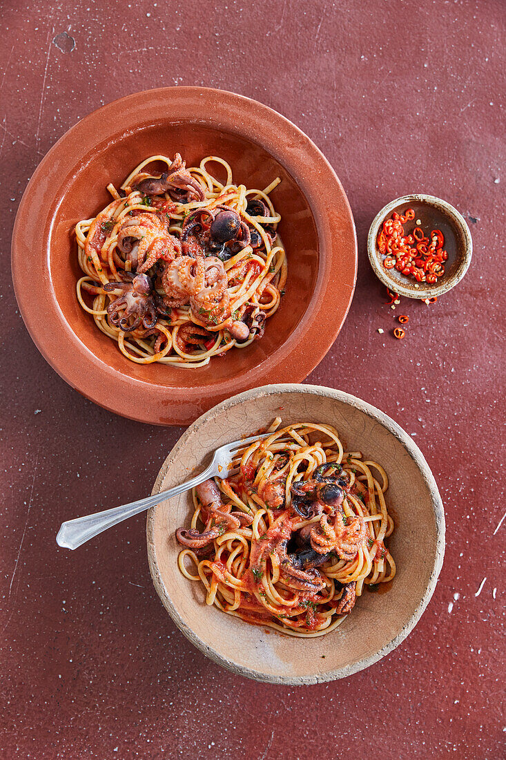 In Tomatensauce geschmorter Mini-Pulpo mit Linguine