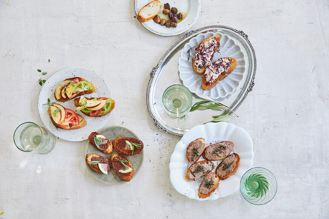 Viererlei Crostini mit Tomatenpesto, Pfirsichen, Thunfisch und Paté