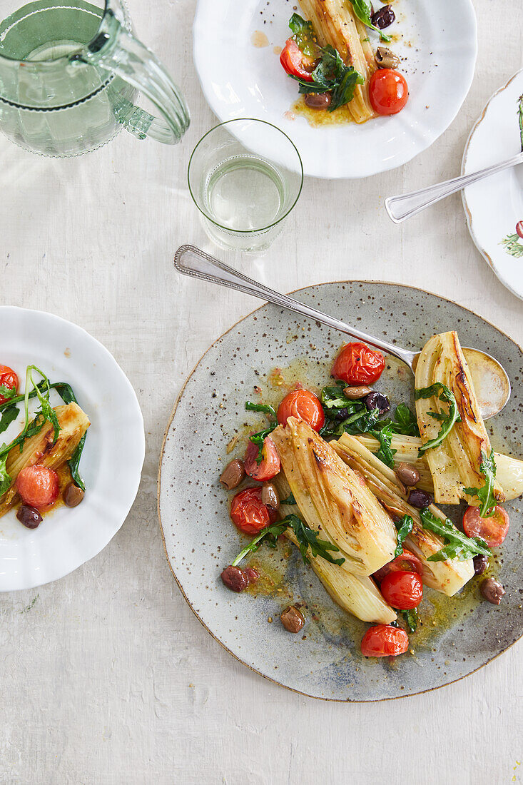 Geschmorter Fenchel mit Oliven, geschwenkten Kirschtomaten und Rucola