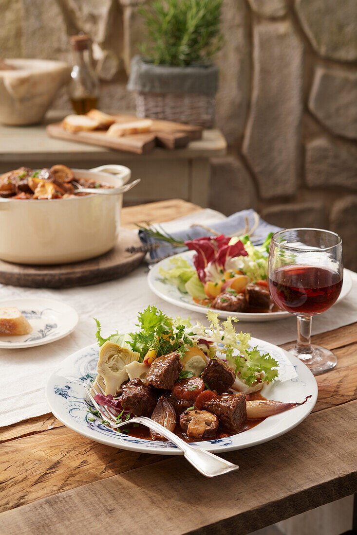 Boeuf Bourguignon mit Salat