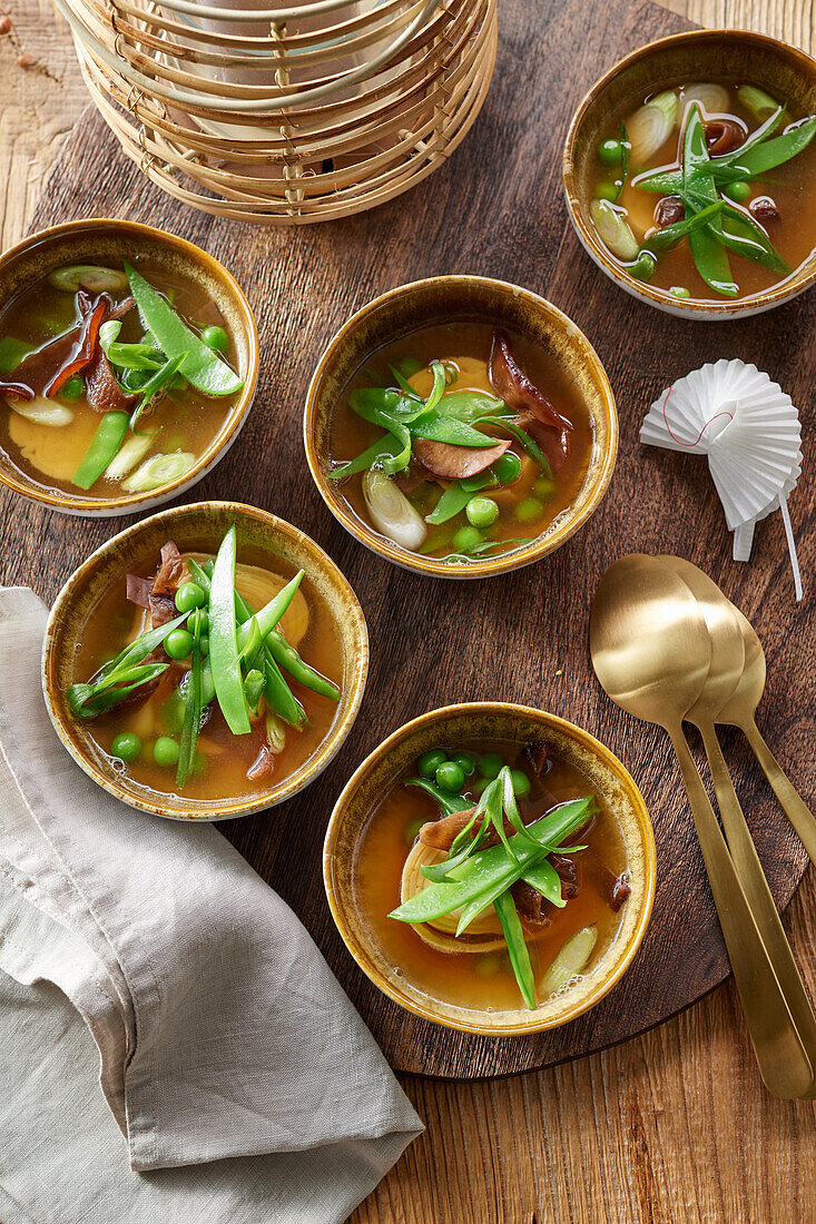 Asiatische Miso-Suppe mit Omelett